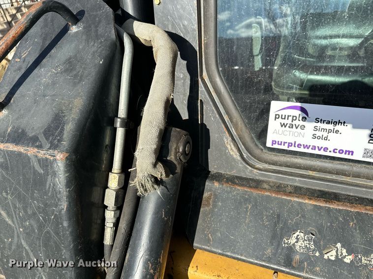 image for item DQ7406 1998 New Holland LX885  skid steer loader