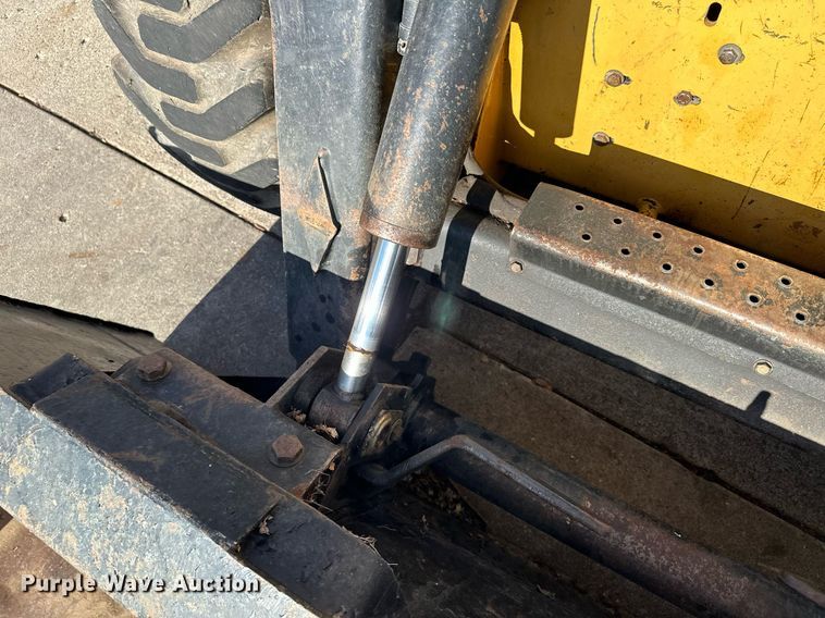 image for item DQ7406 1998 New Holland LX885  skid steer loader