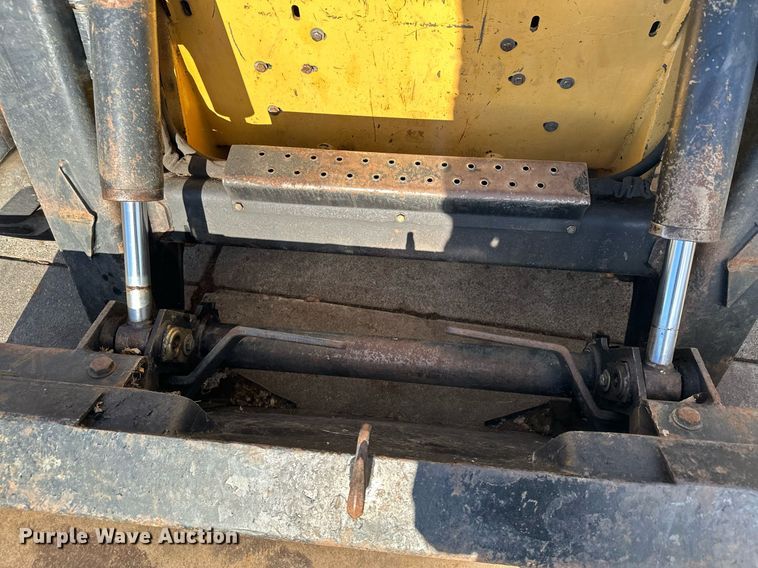 image for item DQ7406 1998 New Holland LX885  skid steer loader