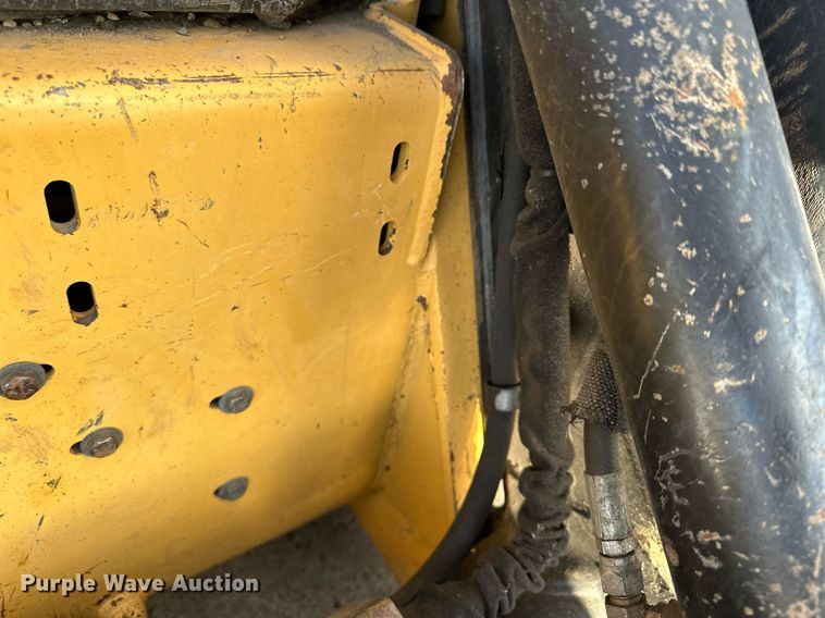 image for item DQ7406 1998 New Holland LX885  skid steer loader