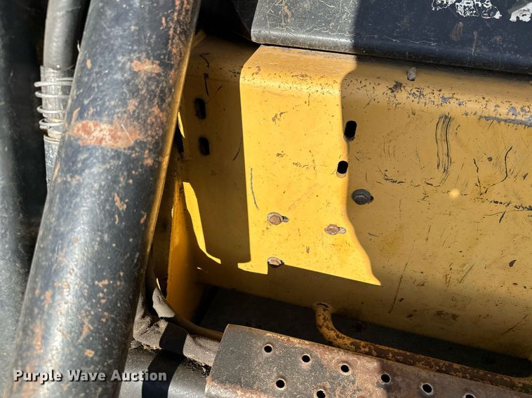 image for item DQ7406 1998 New Holland LX885  skid steer loader