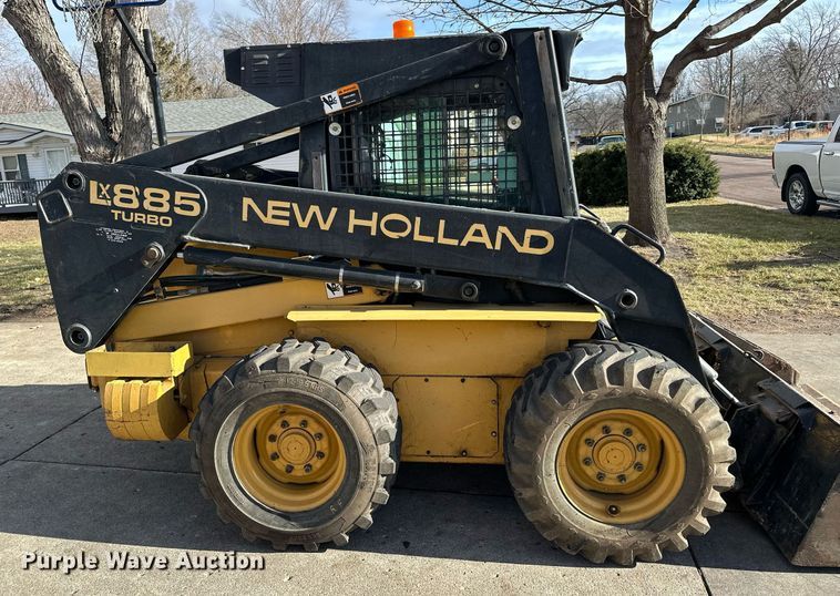 image for item DQ7406 1998 New Holland LX885  skid steer loader