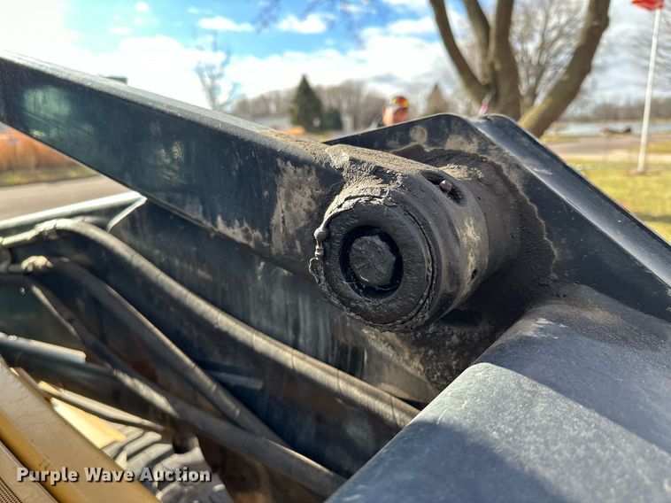 image for item DQ7406 1998 New Holland LX885  skid steer loader