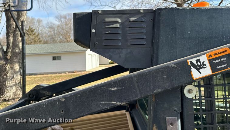 image for item DQ7406 1998 New Holland LX885  skid steer loader