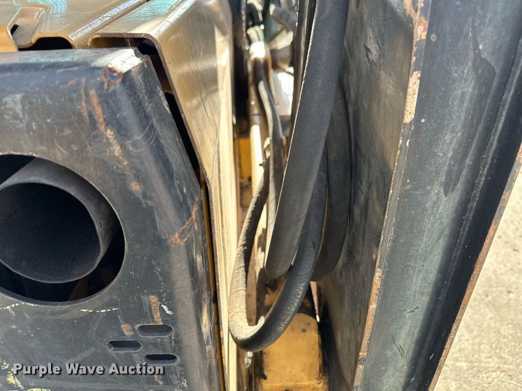 image for item DQ7406 1998 New Holland LX885  skid steer loader