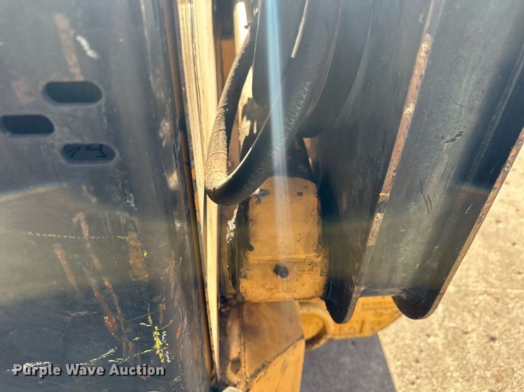 image for item DQ7406 1998 New Holland LX885  skid steer loader