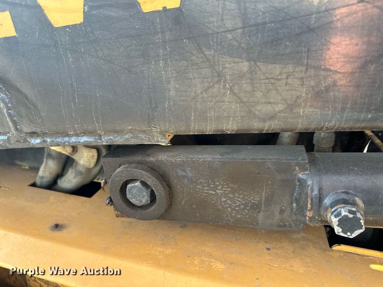 image for item DQ7406 1998 New Holland LX885  skid steer loader