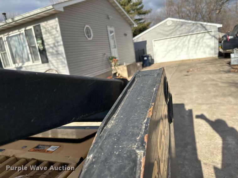 image for item DQ7406 1998 New Holland LX885  skid steer loader