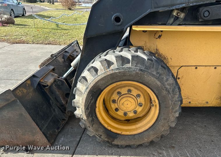 image for item DQ7406 1998 New Holland LX885  skid steer loader