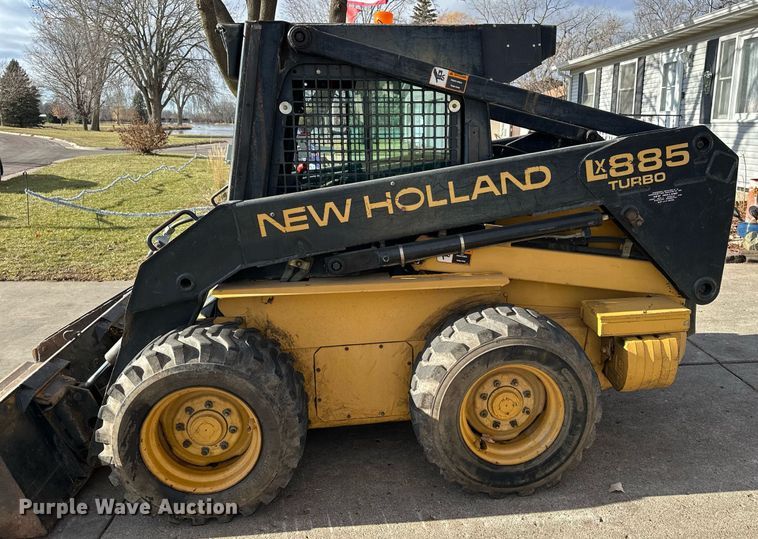 image for item DQ7406 1998 New Holland LX885  skid steer loader