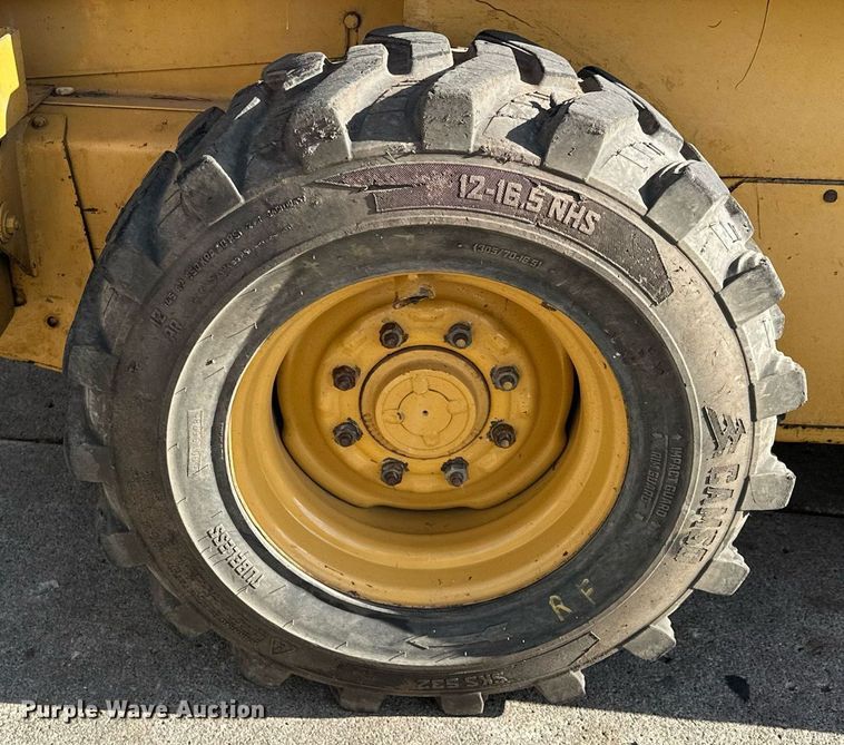 image for item DQ7406 1998 New Holland LX885  skid steer loader