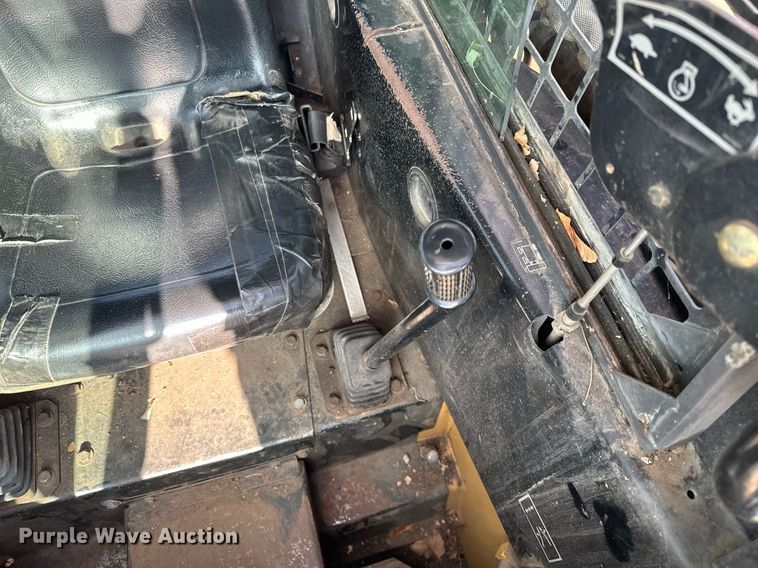 image for item DQ7406 1998 New Holland LX885  skid steer loader