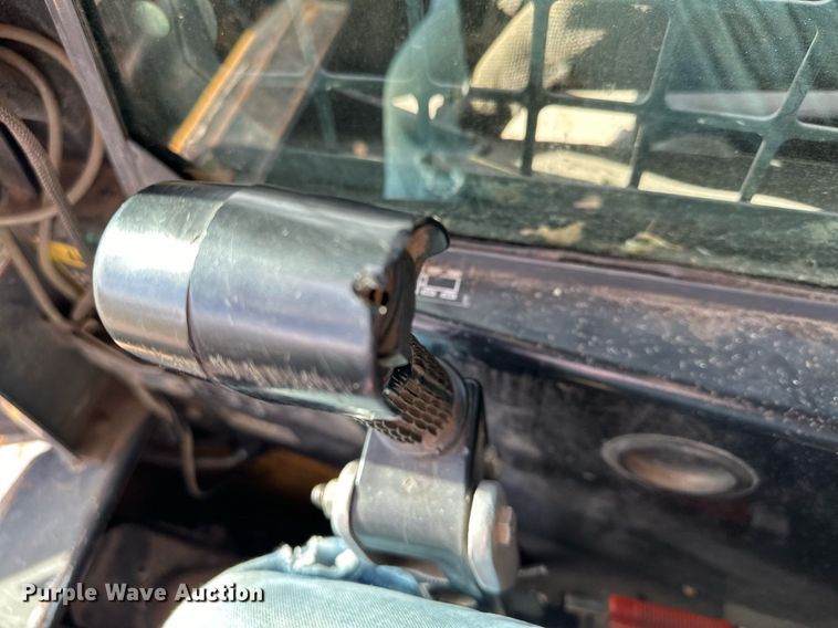 image for item DQ7406 1998 New Holland LX885  skid steer loader