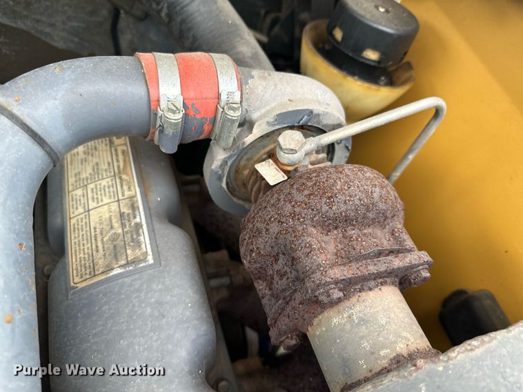 image for item DQ7406 1998 New Holland LX885  skid steer loader