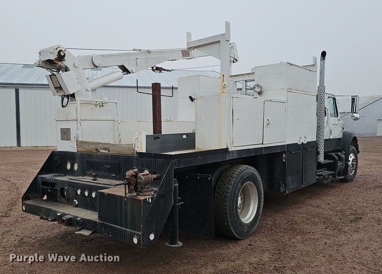 image for item DQ8565 1998 International 4900  utility / service truck