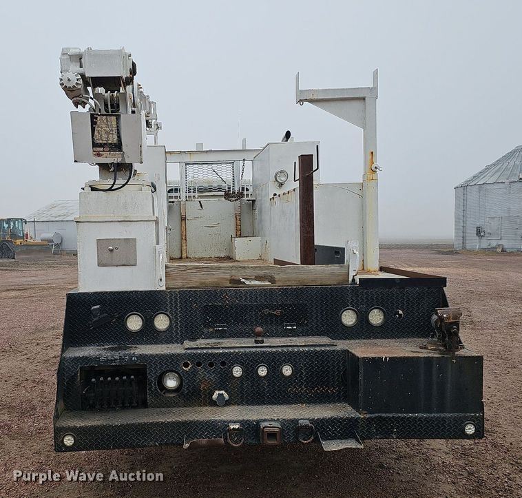 image for item DQ8565 1998 International 4900  utility / service truck