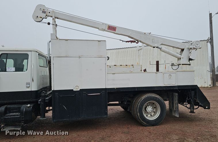 image for item DQ8565 1998 International 4900  utility / service truck