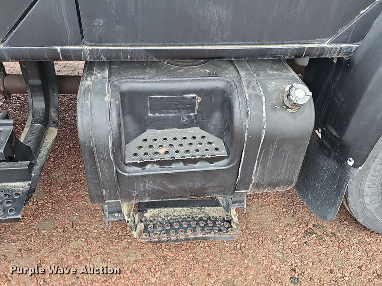 image for item DQ8565 1998 International 4900  utility / service truck