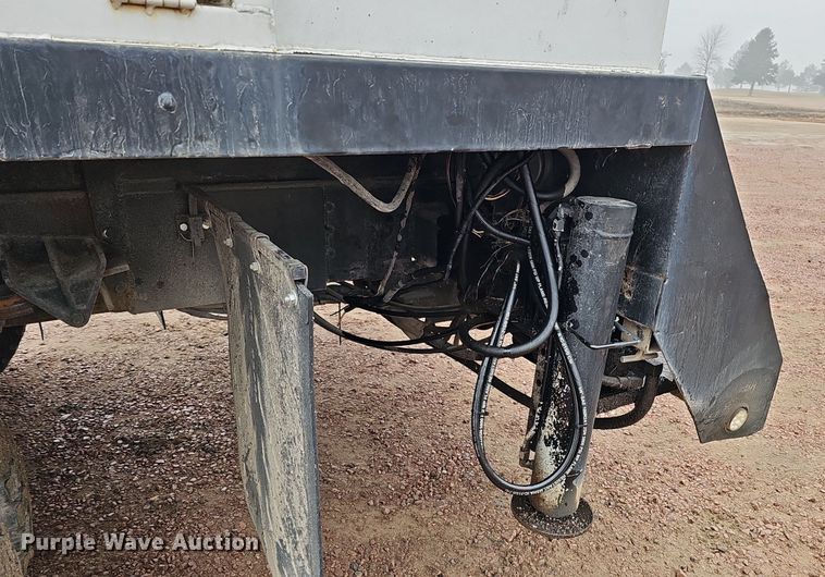 image for item DQ8565 1998 International 4900  utility / service truck