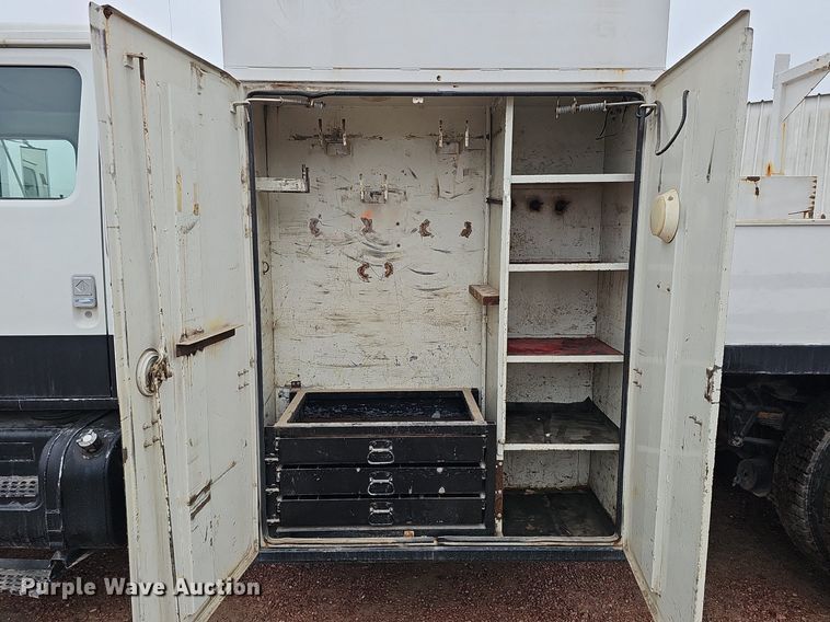 image for item DQ8565 1998 International 4900  utility / service truck