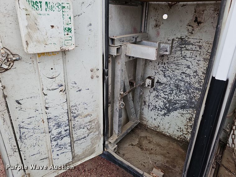 image for item DQ8565 1998 International 4900  utility / service truck