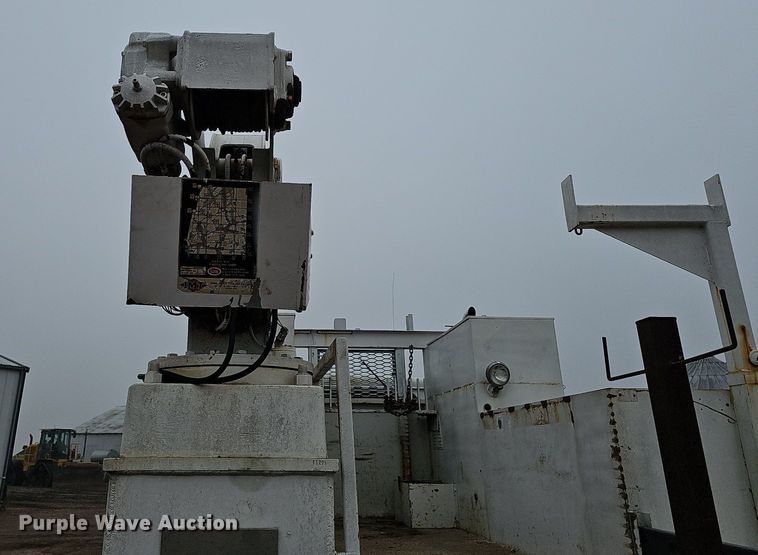 image for item DQ8565 1998 International 4900  utility / service truck