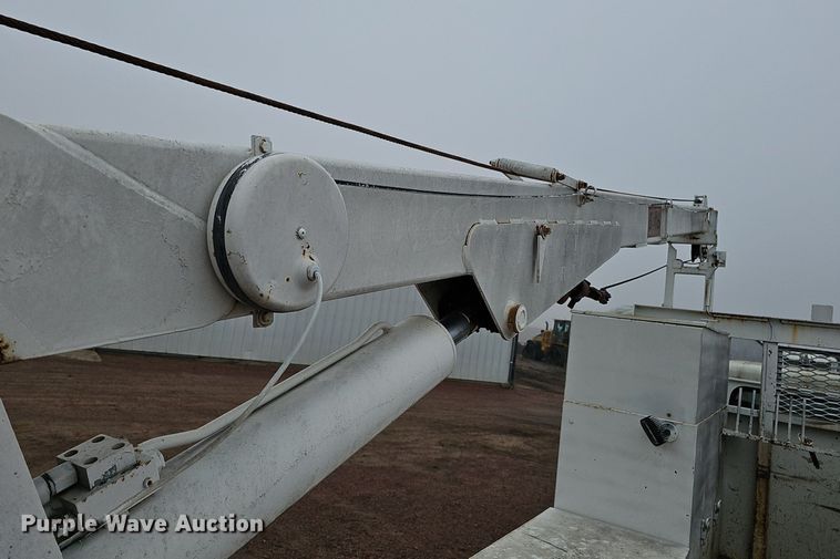 image for item DQ8565 1998 International 4900  utility / service truck