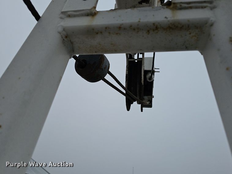 image for item DQ8565 1998 International 4900  utility / service truck