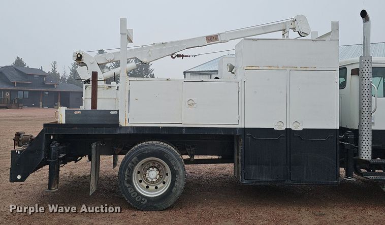 image for item DQ8565 1998 International 4900  utility / service truck