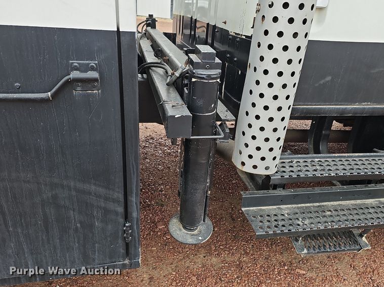 image for item DQ8565 1998 International 4900  utility / service truck