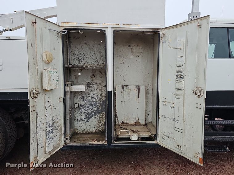 image for item DQ8565 1998 International 4900  utility / service truck