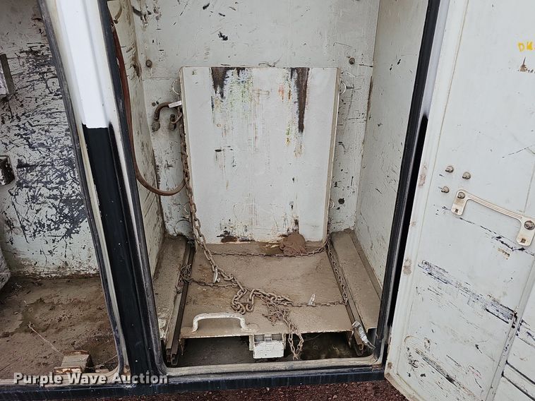 image for item DQ8565 1998 International 4900  utility / service truck