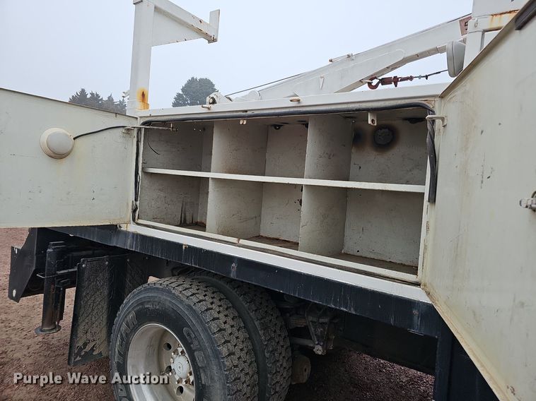 image for item DQ8565 1998 International 4900  utility / service truck