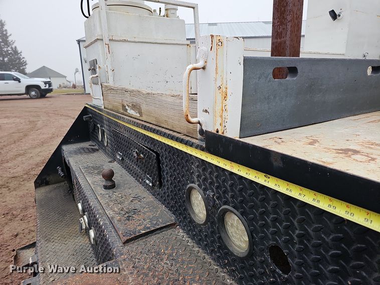 image for item DQ8565 1998 International 4900  utility / service truck