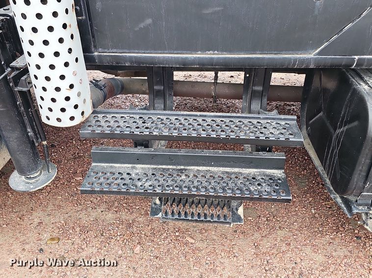 image for item DQ8565 1998 International 4900  utility / service truck