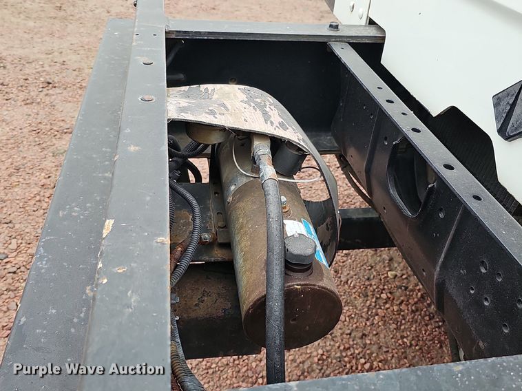 image for item DQ8565 1998 International 4900  utility / service truck