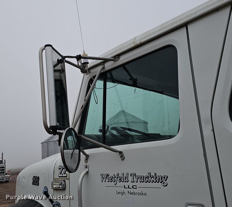 image for item DQ8565 1998 International 4900  utility / service truck