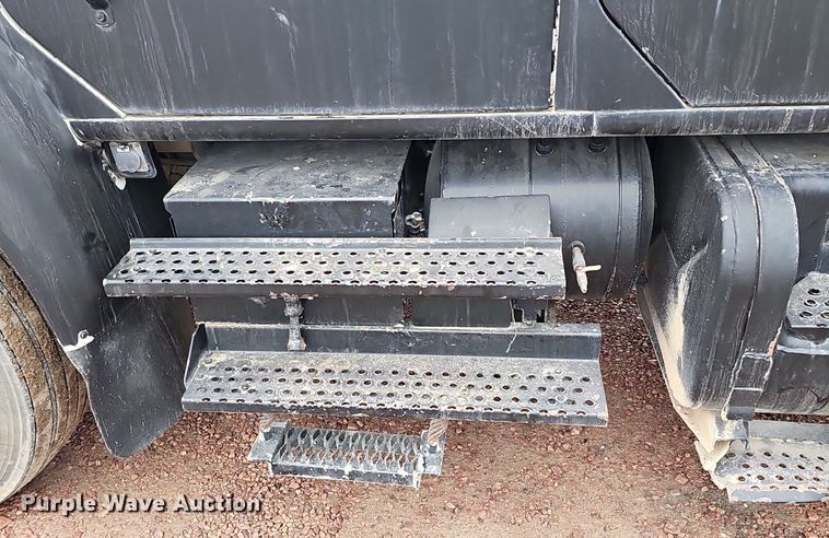 image for item DQ8565 1998 International 4900  utility / service truck