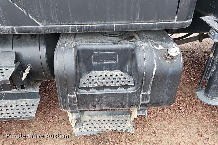 image for item DQ8565 1998 International 4900  utility / service truck