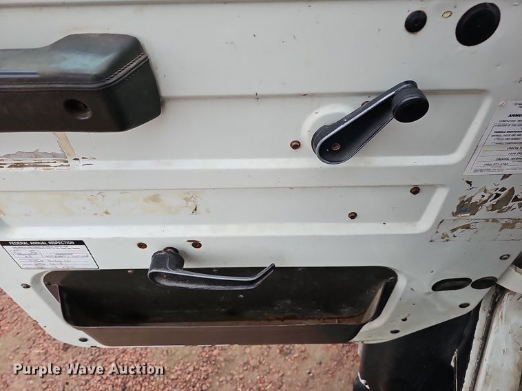 image for item DQ8565 1998 International 4900  utility / service truck