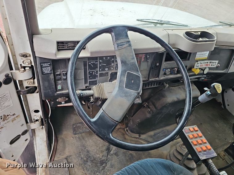 image for item DQ8565 1998 International 4900  utility / service truck