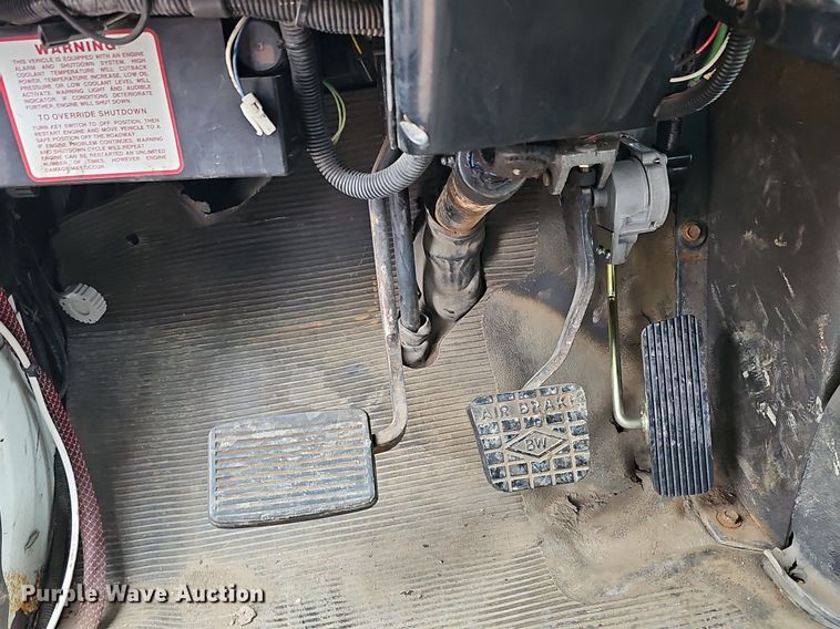 image for item DQ8565 1998 International 4900  utility / service truck