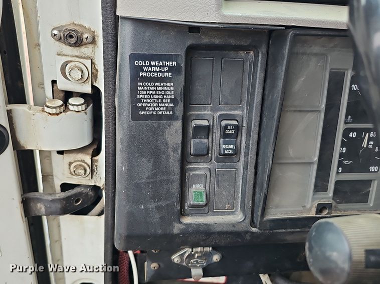 image for item DQ8565 1998 International 4900  utility / service truck