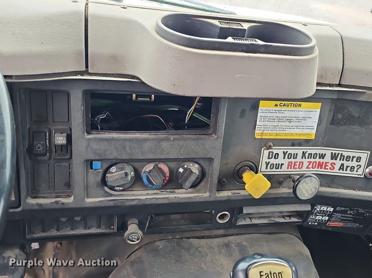 image for item DQ8565 1998 International 4900  utility / service truck