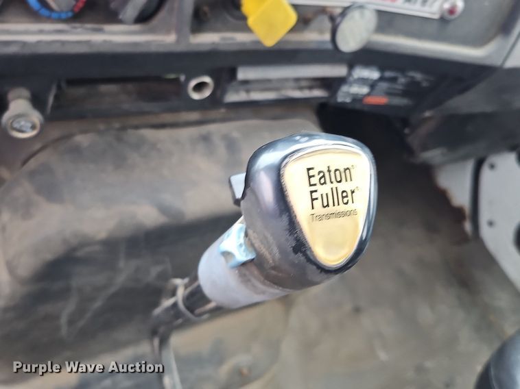 image for item DQ8565 1998 International 4900  utility / service truck