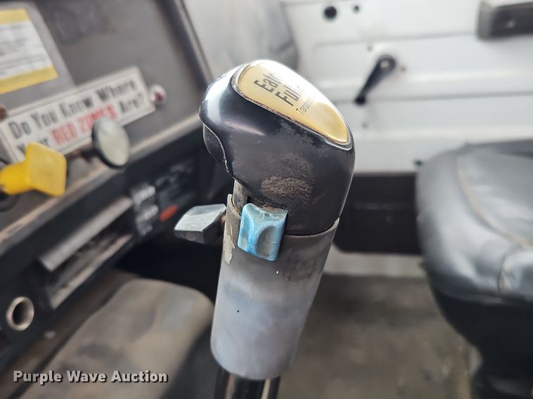 image for item DQ8565 1998 International 4900  utility / service truck