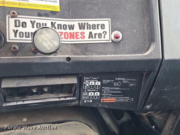 image for item DQ8565 1998 International 4900  utility / service truck