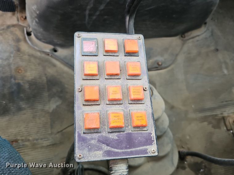 image for item DQ8565 1998 International 4900  utility / service truck