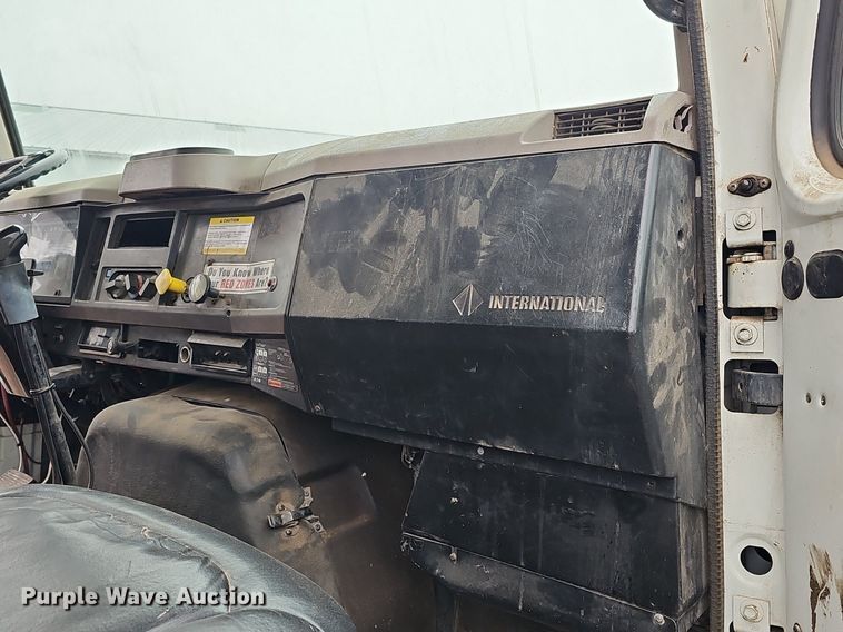 image for item DQ8565 1998 International 4900  utility / service truck