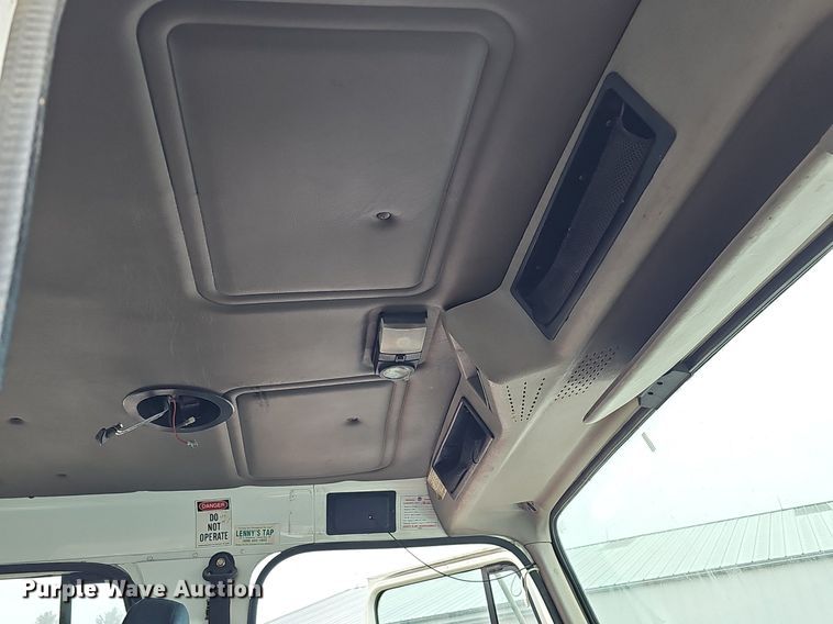 image for item DQ8565 1998 International 4900  utility / service truck